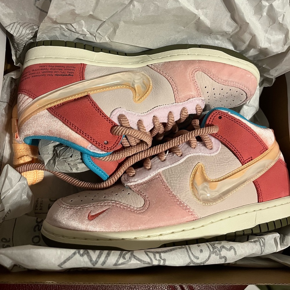 Nike dunks - strawberry